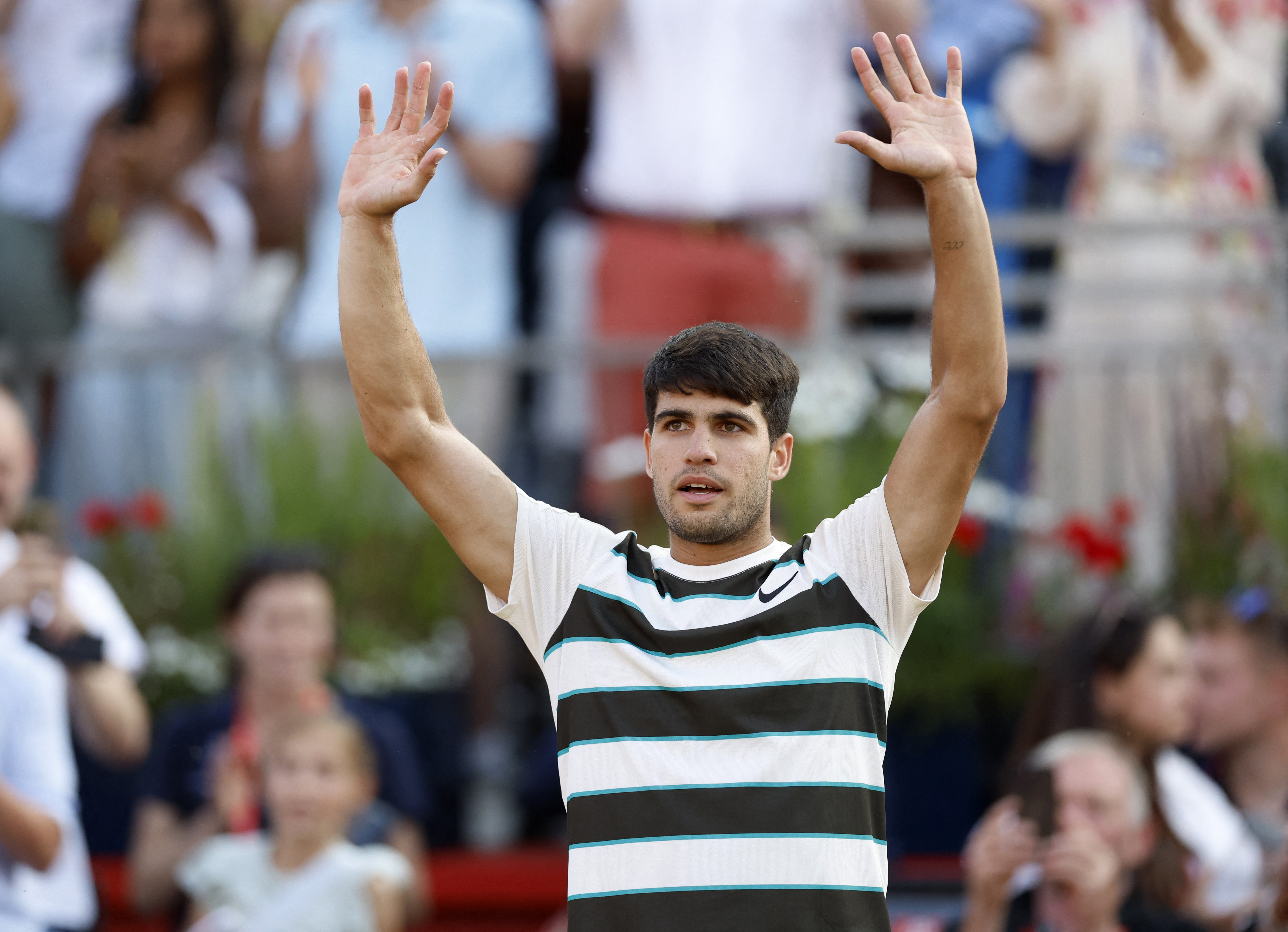 英国网球队绝地反击世界网球队，阿尔卡拉斯送出助攻