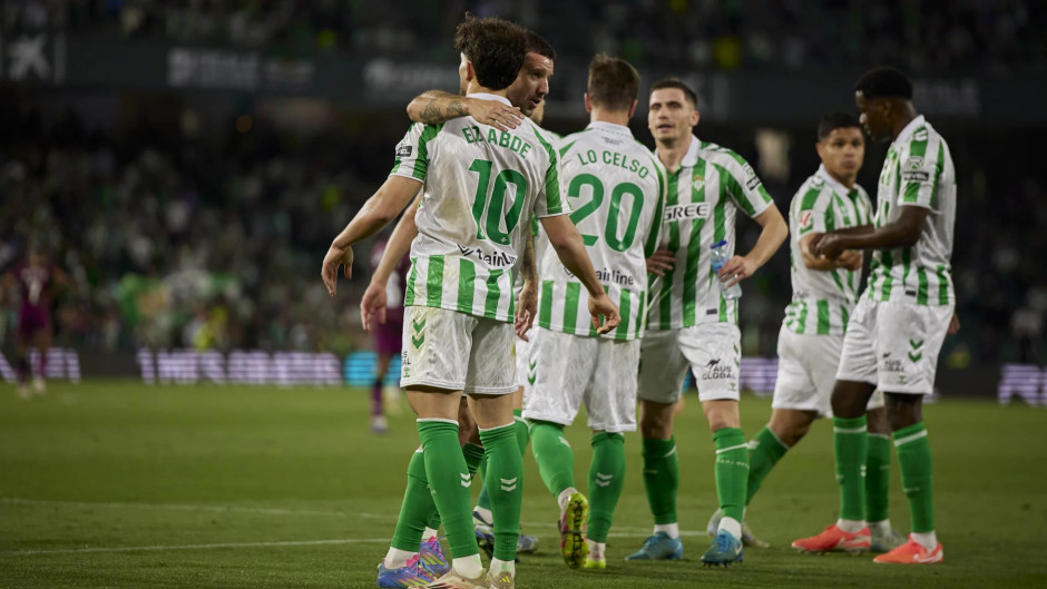 包含瓦伦西亚客场大胜皇家贝蒂斯，保持领先优势的词条