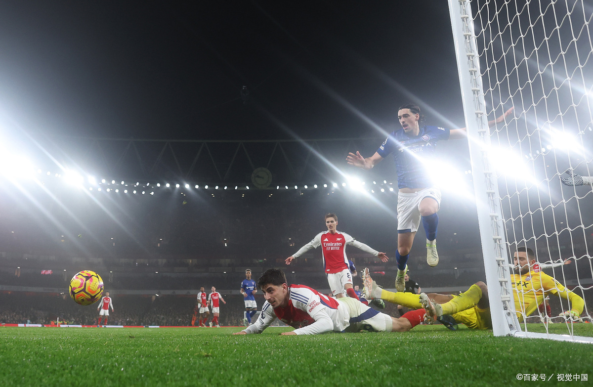 热血足球赛场,球员们决战到底 热血足球赛场,球员们决战到底