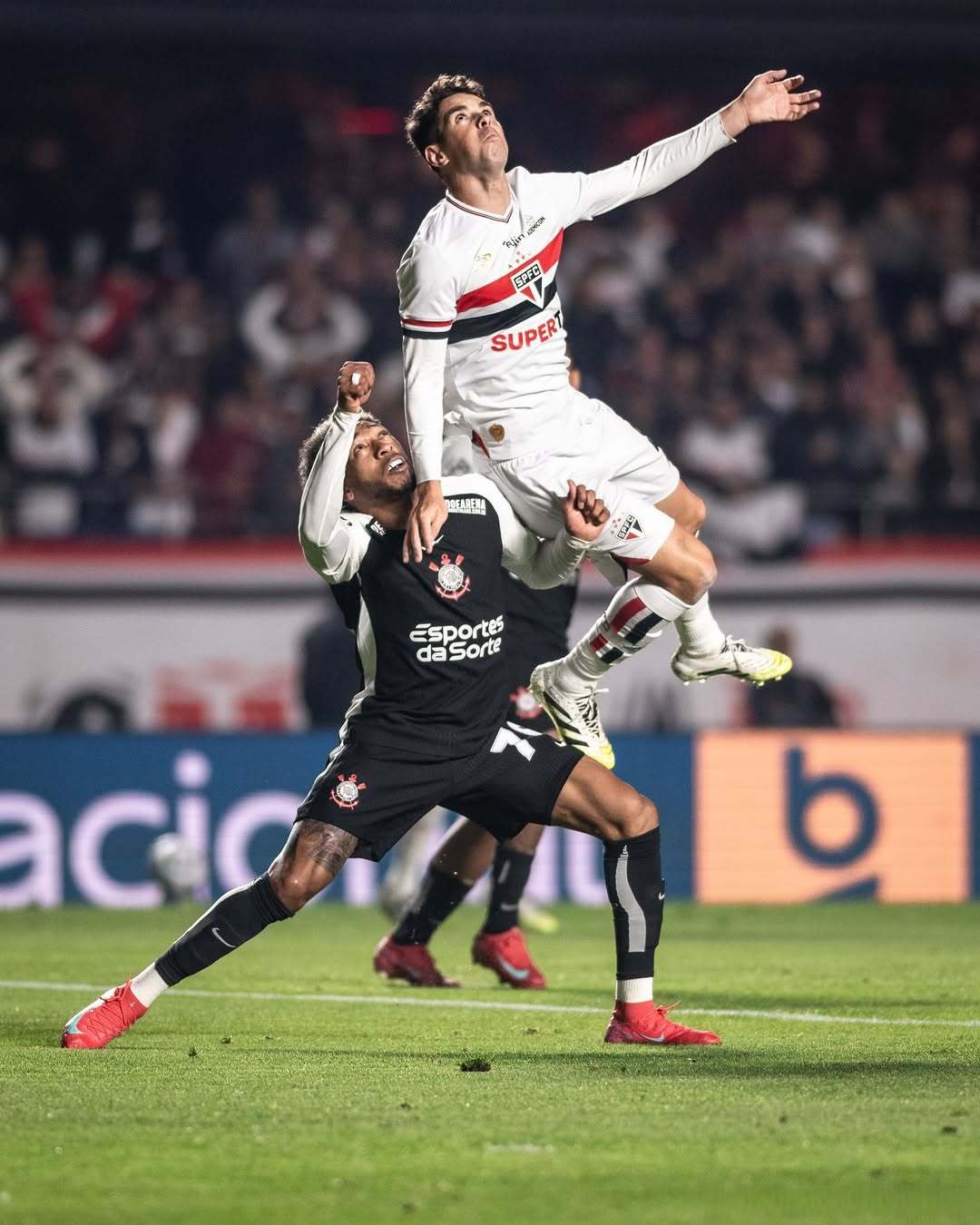 包含英格兰球员踢进关键一球，成功晋级半决赛的词条